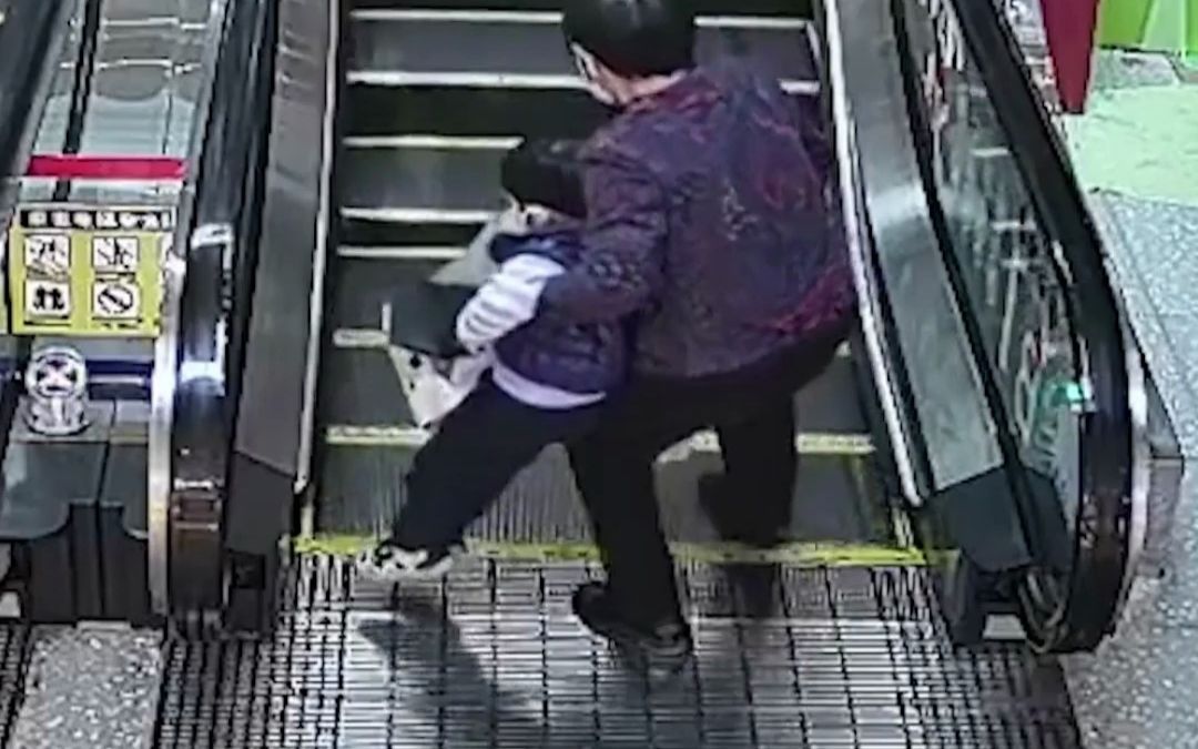 奶奶带孙子乘电梯意外摔倒，危机时刻小伙飞奔而来，5秒关停电梯。