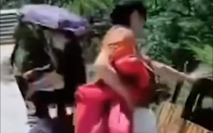 推，推，推！手欠女在景区干这事，惹怒全网！警方通报