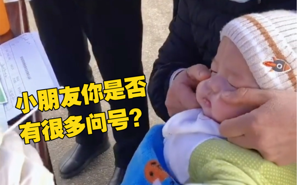 太可爱！萌宝做核酸脸被“捏扁”～