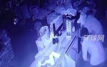 印度两名窃贼闯入商店盗窃时对着监控摄像即兴跳舞