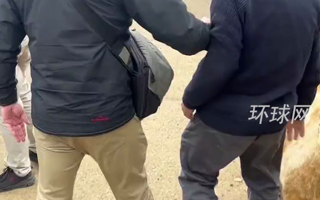 78岁澳大利亚前外交官想当面指出莫里森错误，遭随行保镖“粗暴对待”