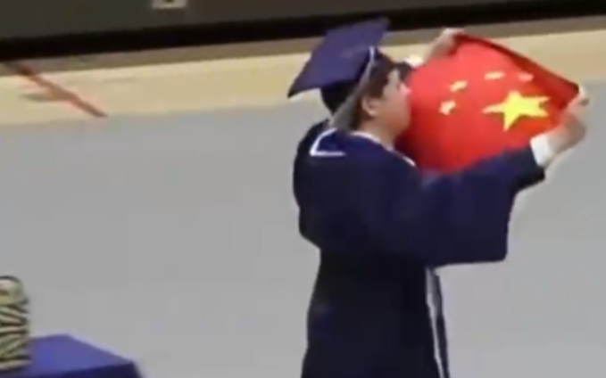 高举国旗！中国留学生带五星红旗参加毕业典礼