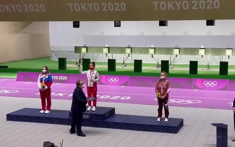 祝贺！杨倩登上金牌领奖台