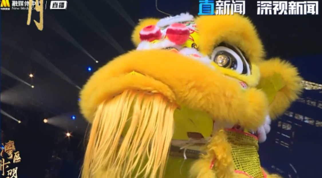 晚会导演介绍“醒狮”节目，结合舞龙舞狮，向经典致敬！