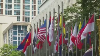 外交部长秦刚同印尼外长蕾特诺就东盟战略自主共同发声