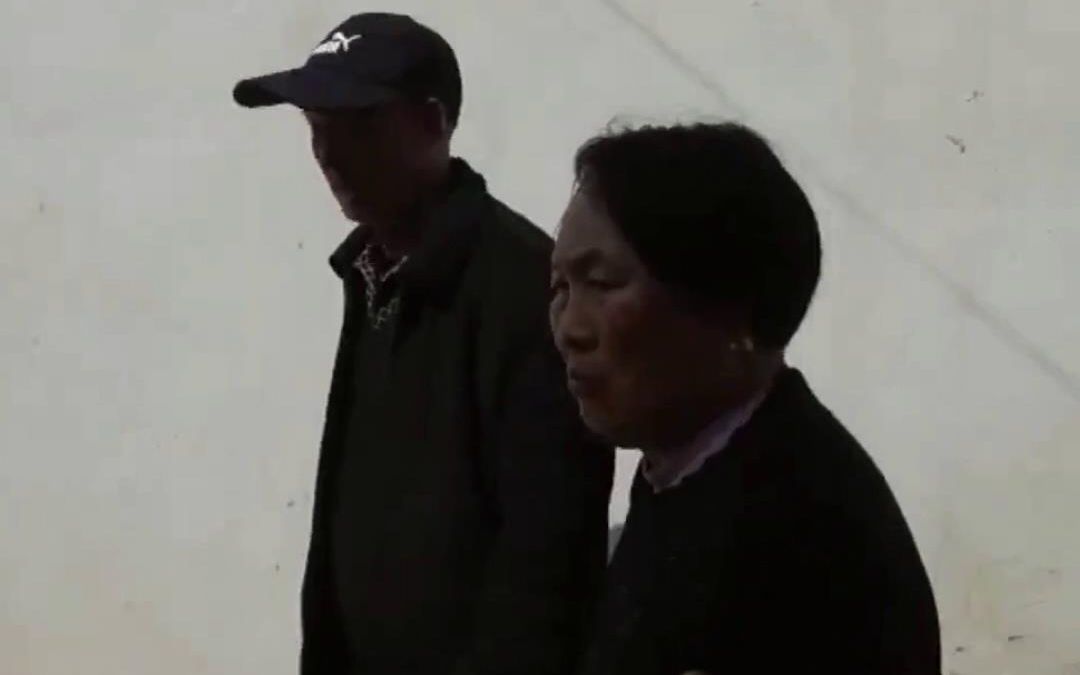 都市报道【超车瞬间老人摔倒！判赔21万最终协商12万和解，男子借钱凑赔款】