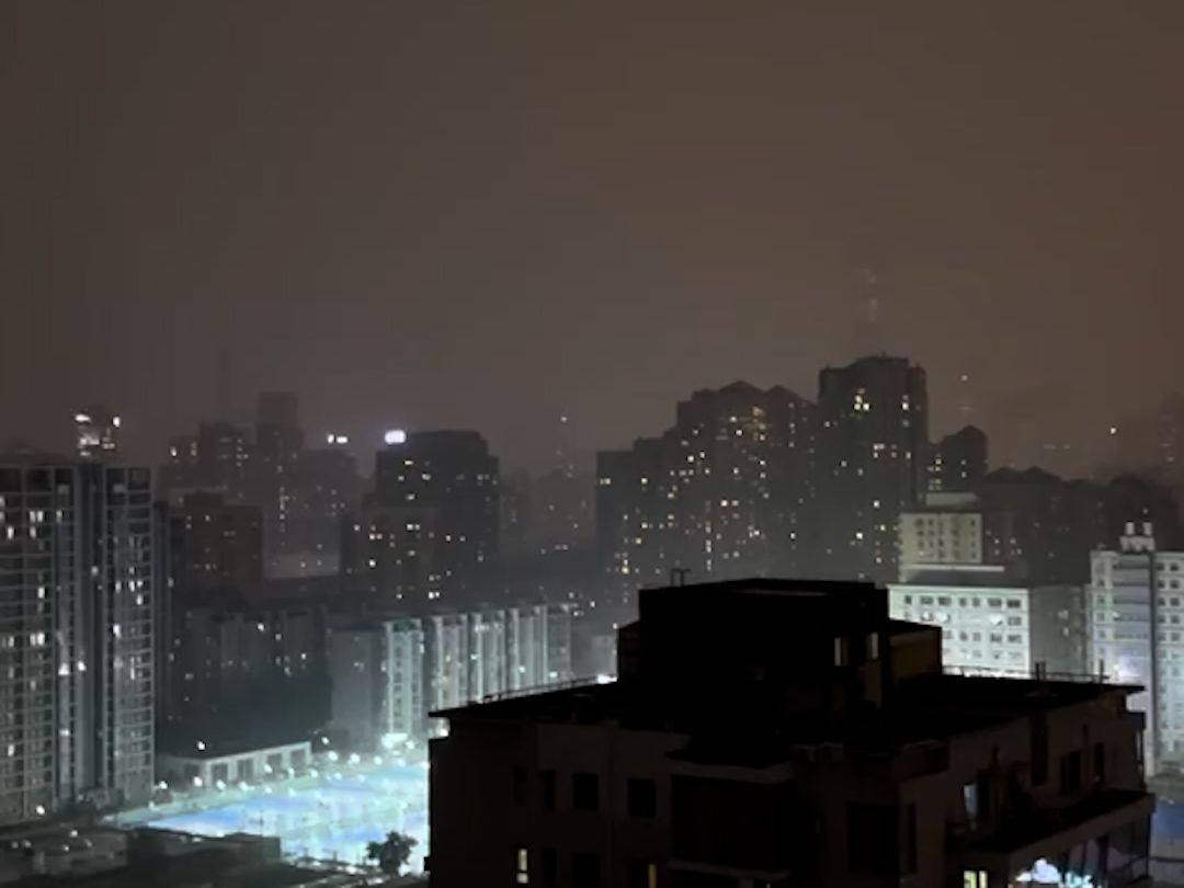 北京傍晚突现大风冰雹：疾风骤雨黑云压城 闪电彩虹罕见同框