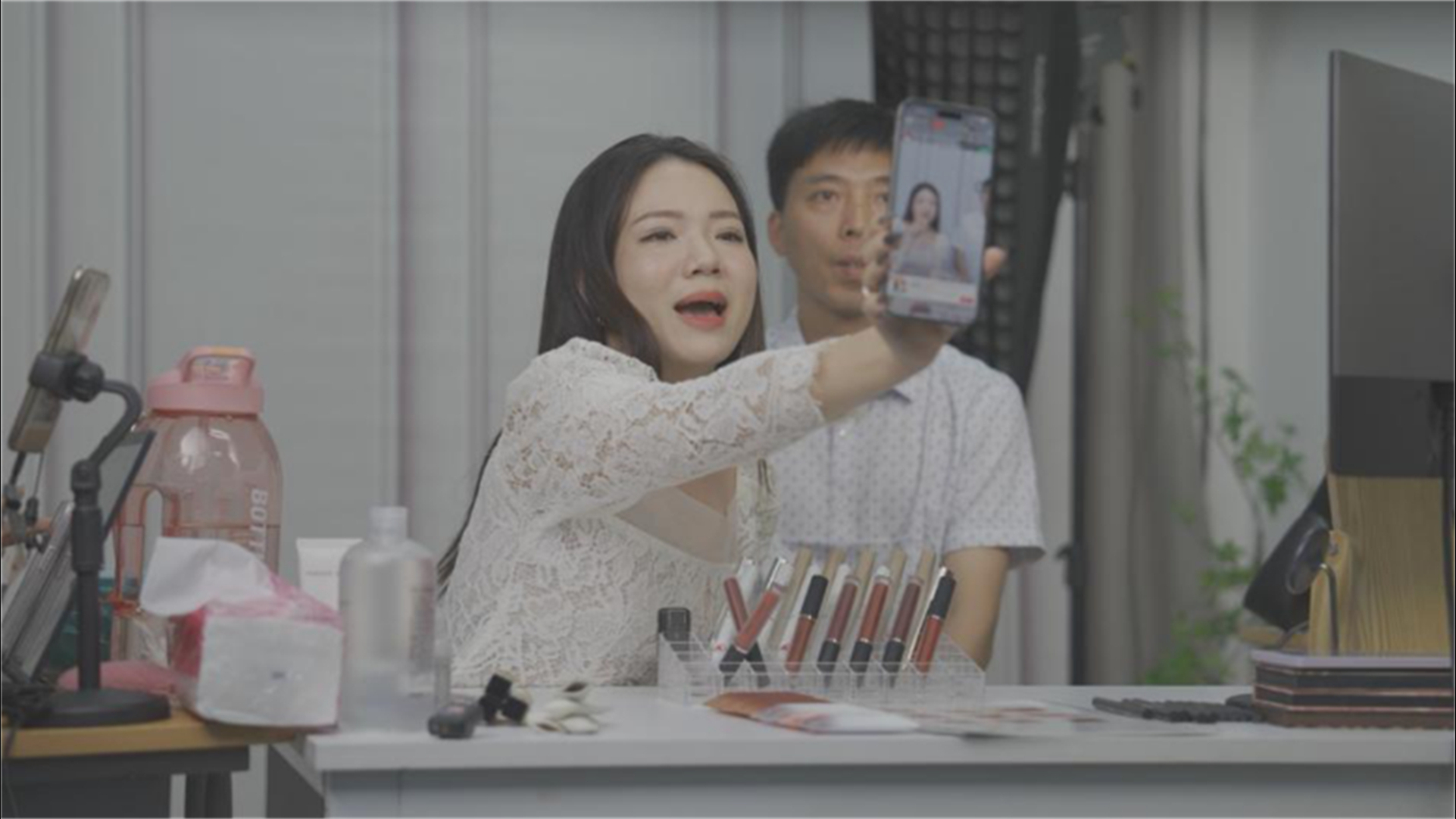 越南“带货一姐”这样卖爆中国美妆产品！