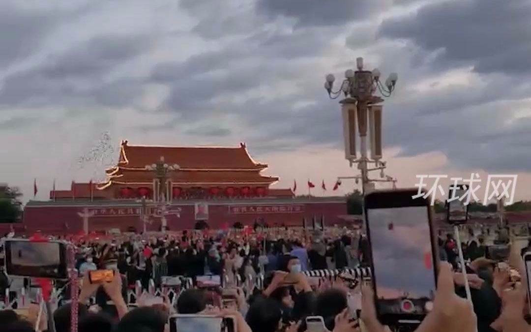 10月1日，天安门广场，数万名游客合唱《歌唱祖国》，这就是中国！我爱你，中国！