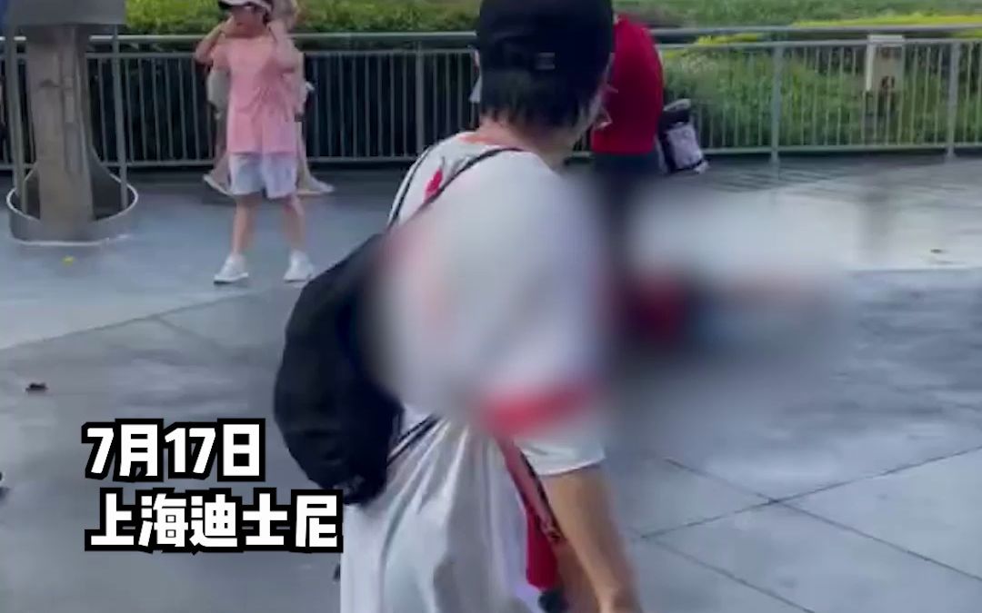 今晨上海迪士尼一游客 摔倒在地 头破血流？ 实为游客没吃早饭晕倒 送医后无大碍