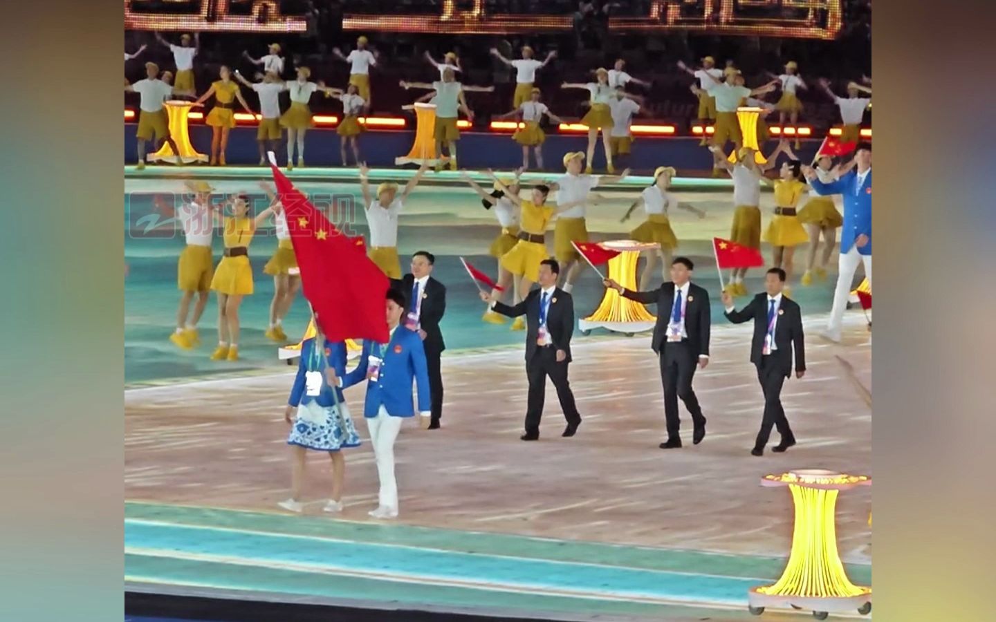 杭州亚运会开幕式中国代表团入场 万人合唱《歌唱祖国》