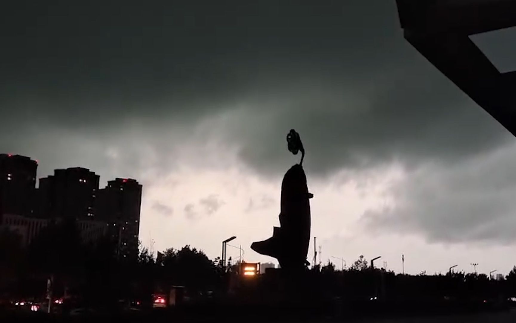 实拍郑州暴雨来临前夕：狂风呼啸 滚滚黑云压城而至场面震撼