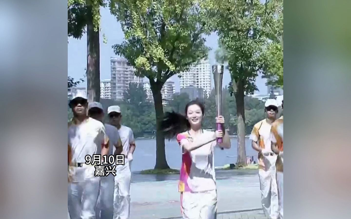 亚运火炬嘉兴传递 “最美领诵员”冯琳现身