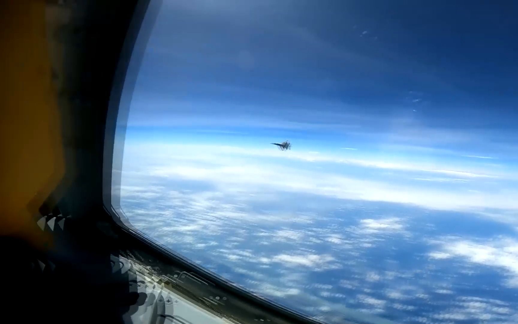 5月26日南海上空歼16驱逐RC-135
