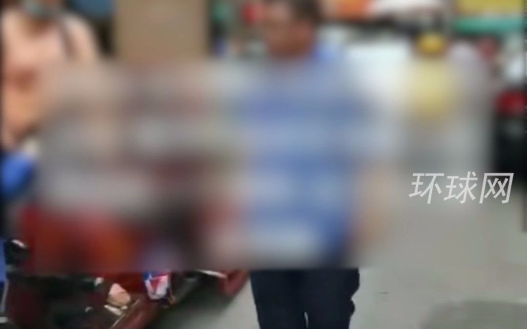 城管通报两队员当街捶打女商贩：队员被打后还击 相关人员已停职处理