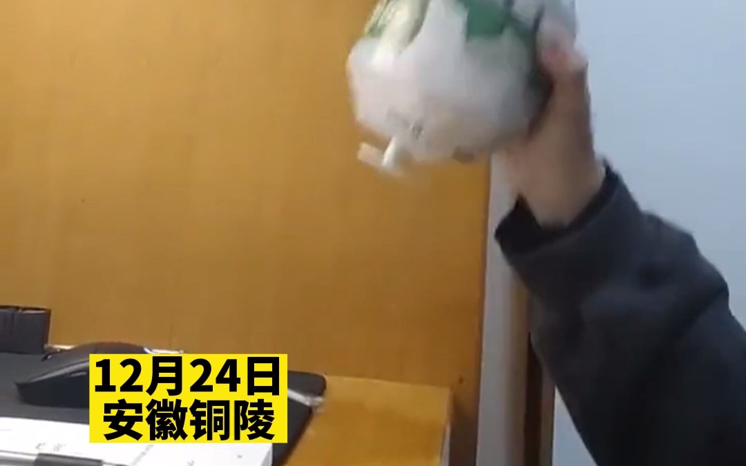 男生在桌上开椰子，结果电脑被震出乱码