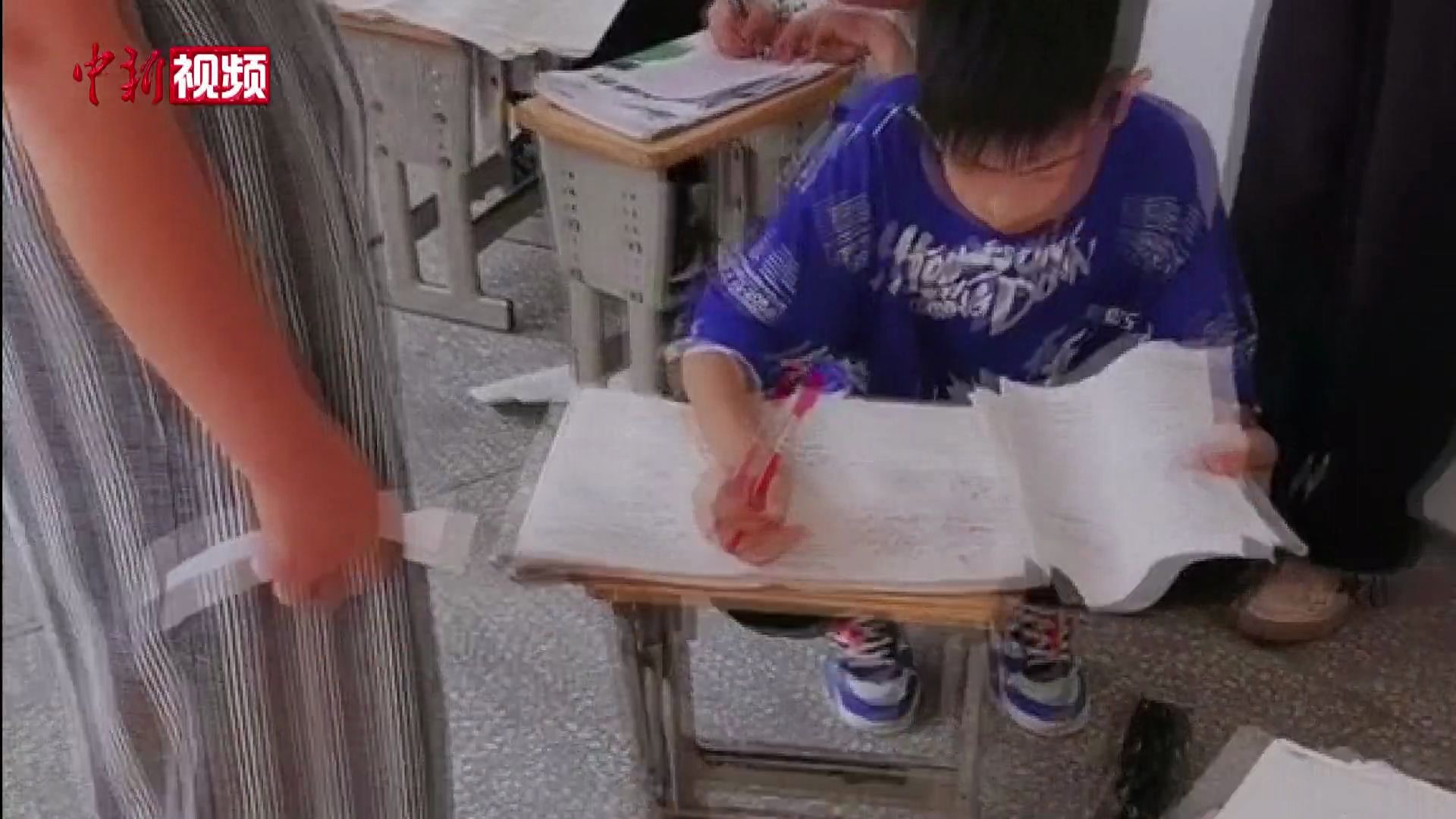 开学第一天 暑假作业不合格学生趴教室外狂补