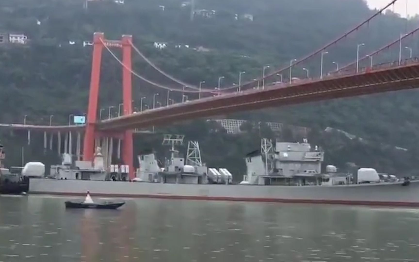 直击海军退役军舰“珠海舰”过境 重庆市民欢呼雀跃纷纷围观拍照