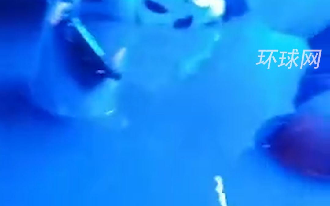 郑州一地铁车厢被淹大半，积水淹没乘客胸口，被困乘客已经从车厢内疏散出来