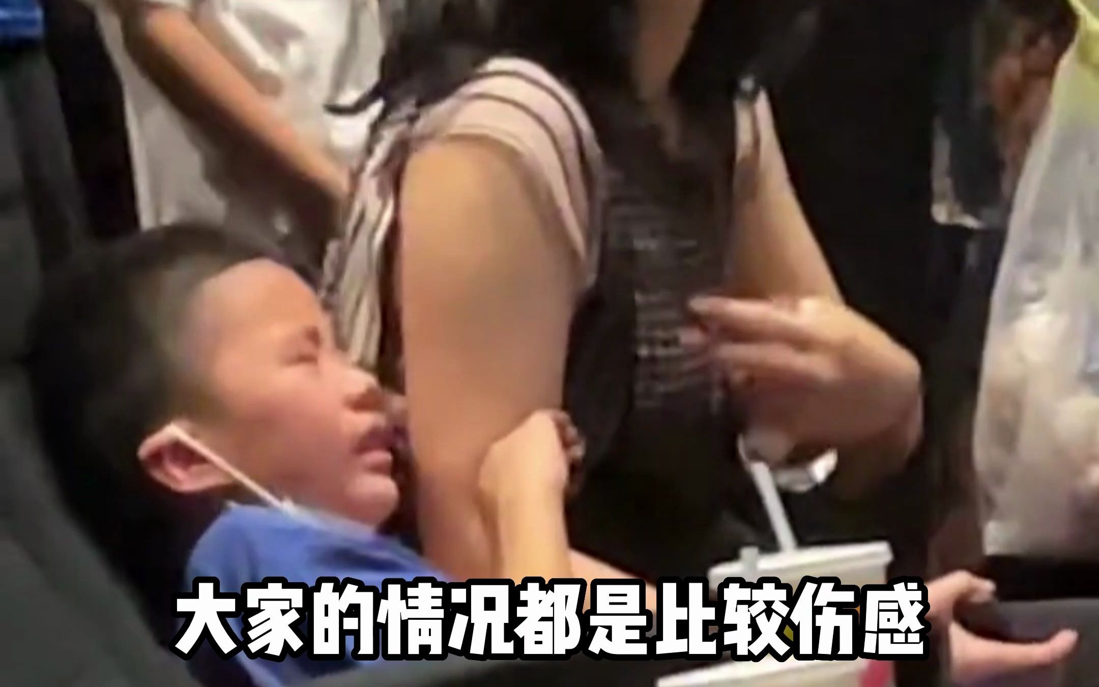 小男孩因电影主角牺牲嚎啕大哭，哭声响彻影院，网友：重感情的小暖男