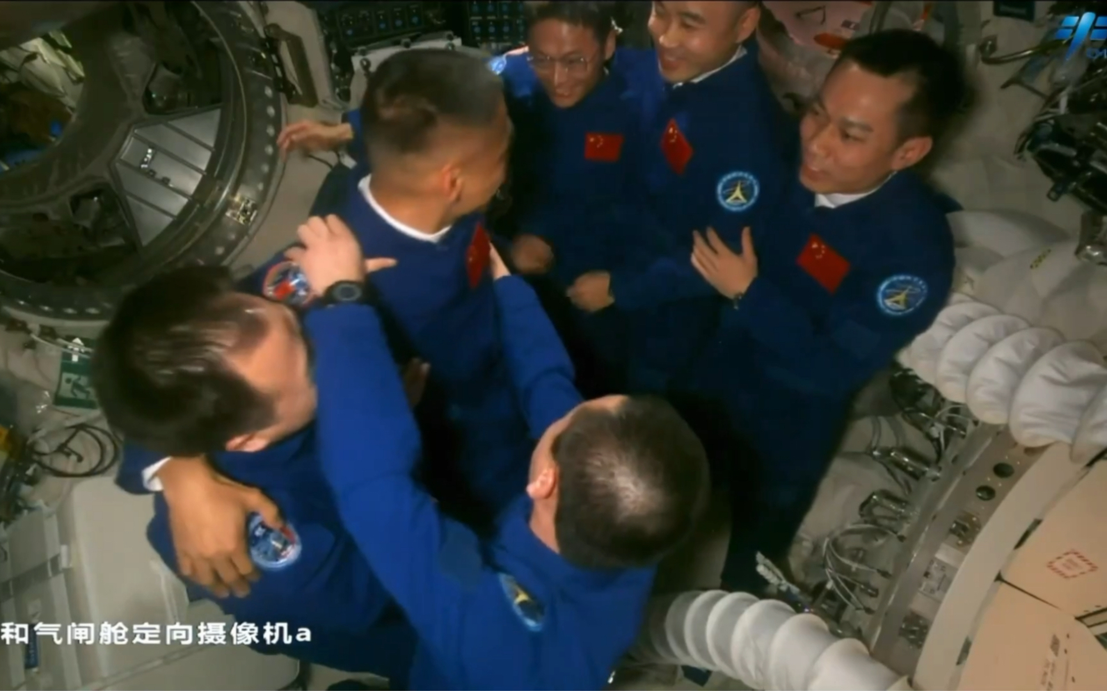 精彩瞬间！神舟十七号与十六号航天员乘组会师中国空间站