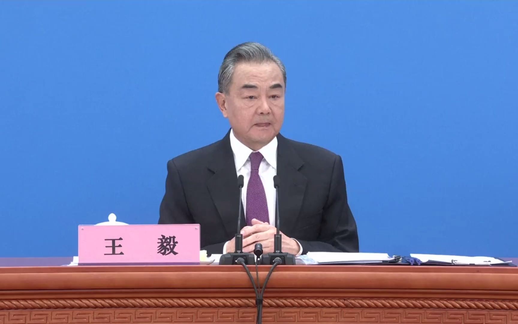王毅引网友留言告诉海外同胞：你的背后是祖国