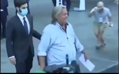 班农又被放了！走出法院时一把扯下口罩，称逮捕是场“惨败”