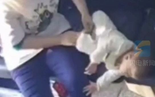 宝宝翻身差点头摔地 妈妈神反应一把拽起宝宝