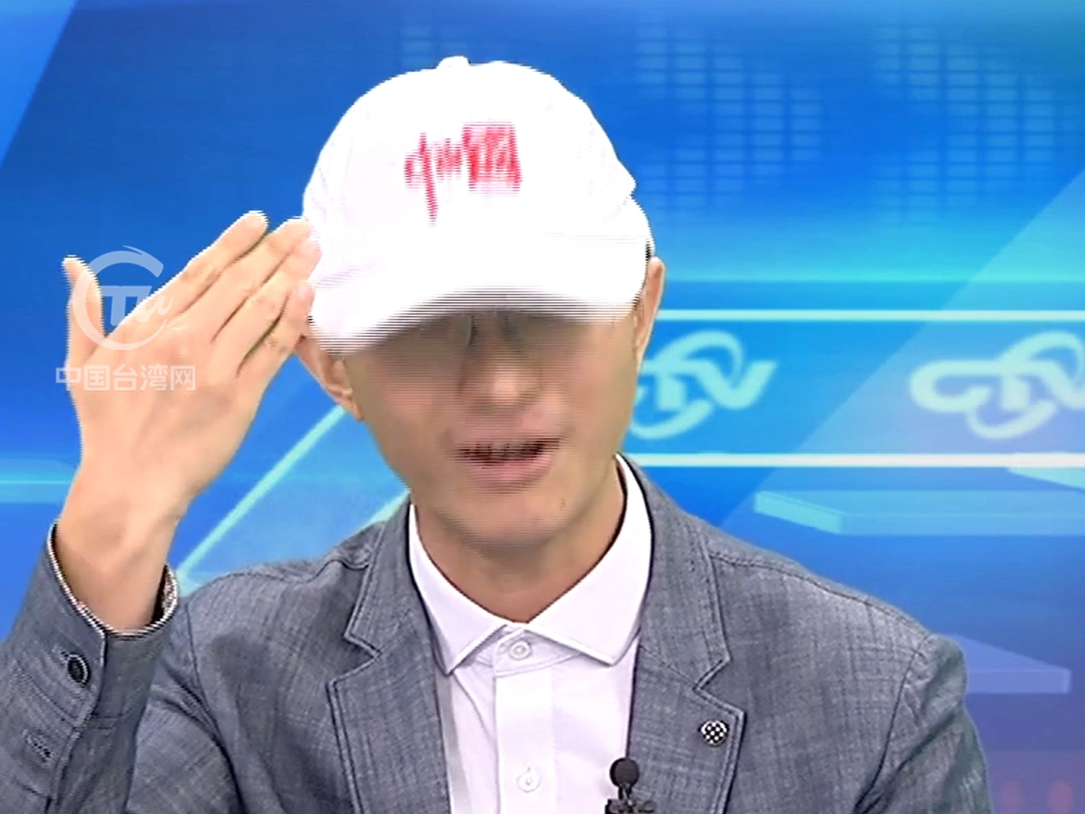 不怕被绿营扣帽子！侯汉廷节目现场为自己戴上印有“中国”字样的帽子