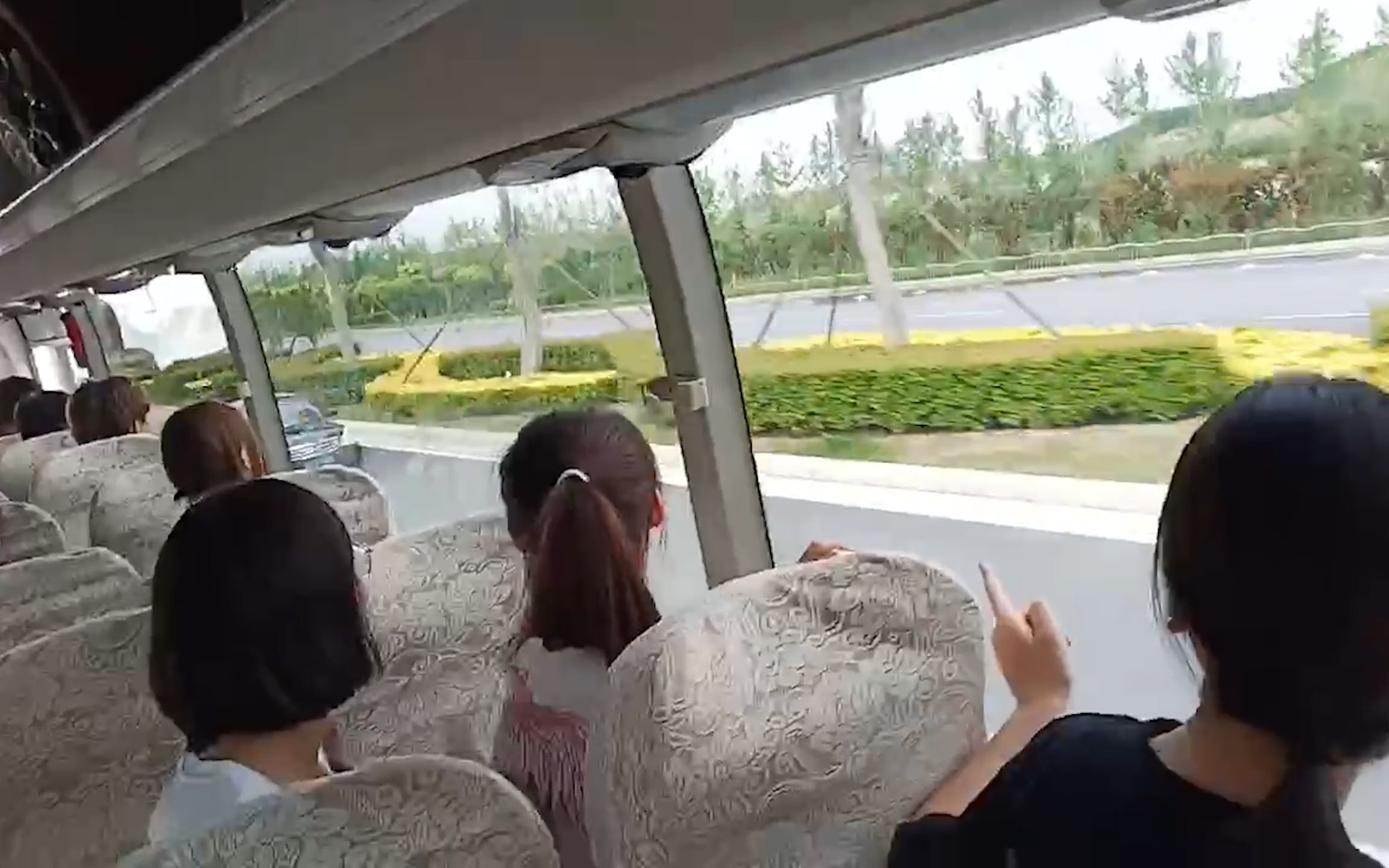 陪考妈妈驾车悄悄跟着送考车队被女儿发现，班主任带全班喊妈妈
