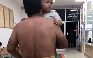 宝宝突感不适 爸爸来不及穿裤子赶去医院 裹着毯子的背影让人泪目
