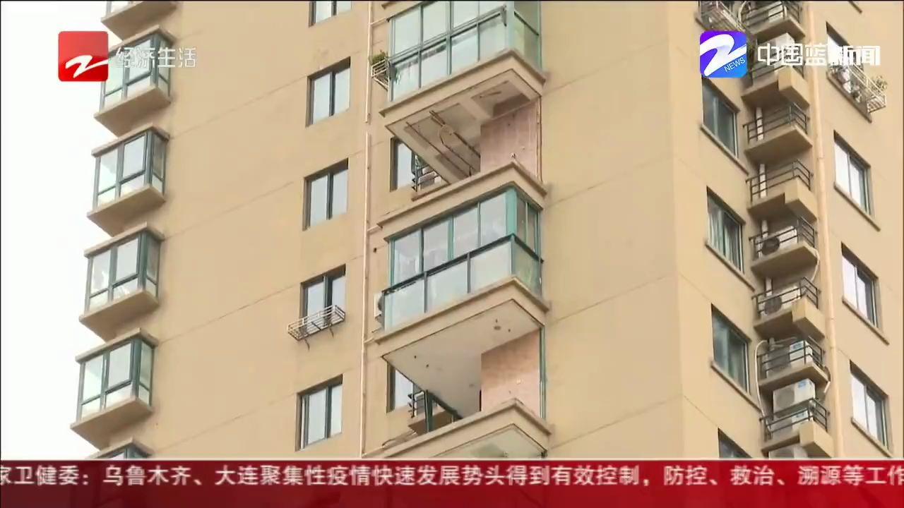 台州玉环渝汇蓝湾小区： 阳台为何被台风吹落？