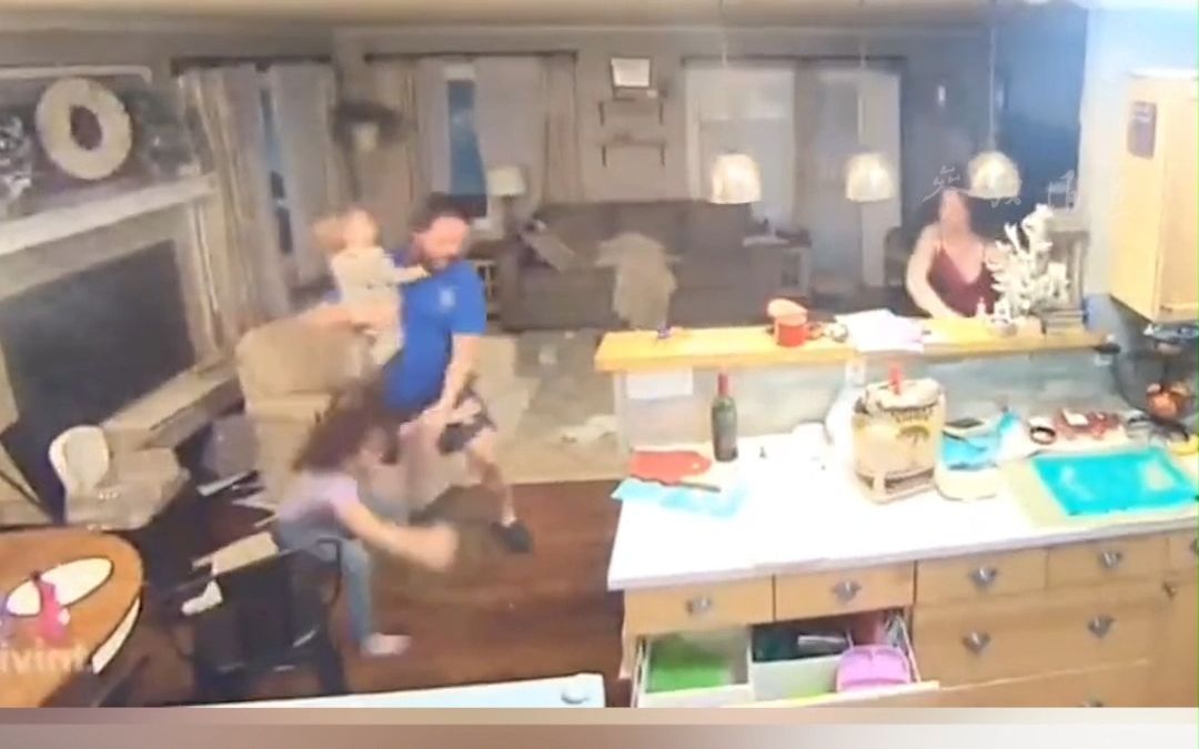 美国阿拉斯加州海域发生7.2级地震，居民家中突然剧烈震动，男子抱起婴儿慌忙逃离
