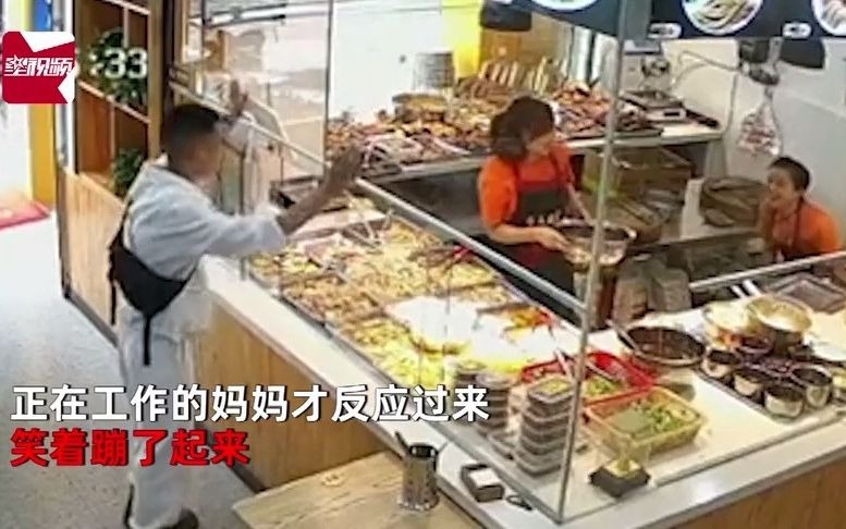 兵哥哥3年第1次休假探亲没被认出，站窗口假装购物，妈妈反应泪目