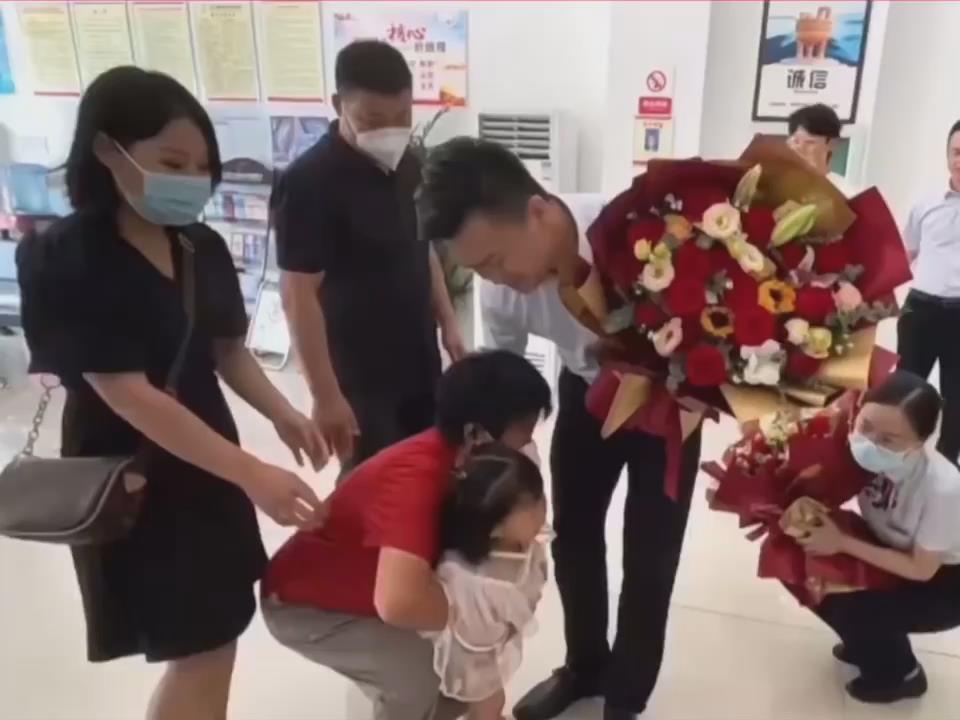 坠楼女童欣欣随父母上门道谢