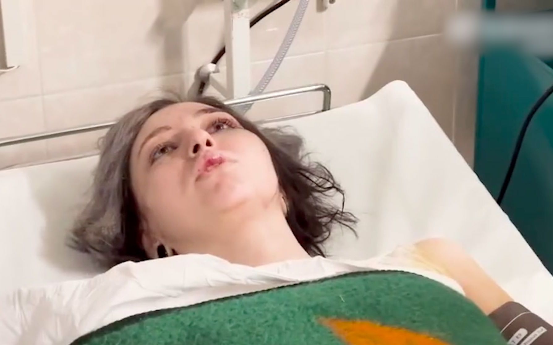 亲历莫斯科恐袭案女子：倒地装死骗过枪手，趁着浓烟爬到门口逃脱