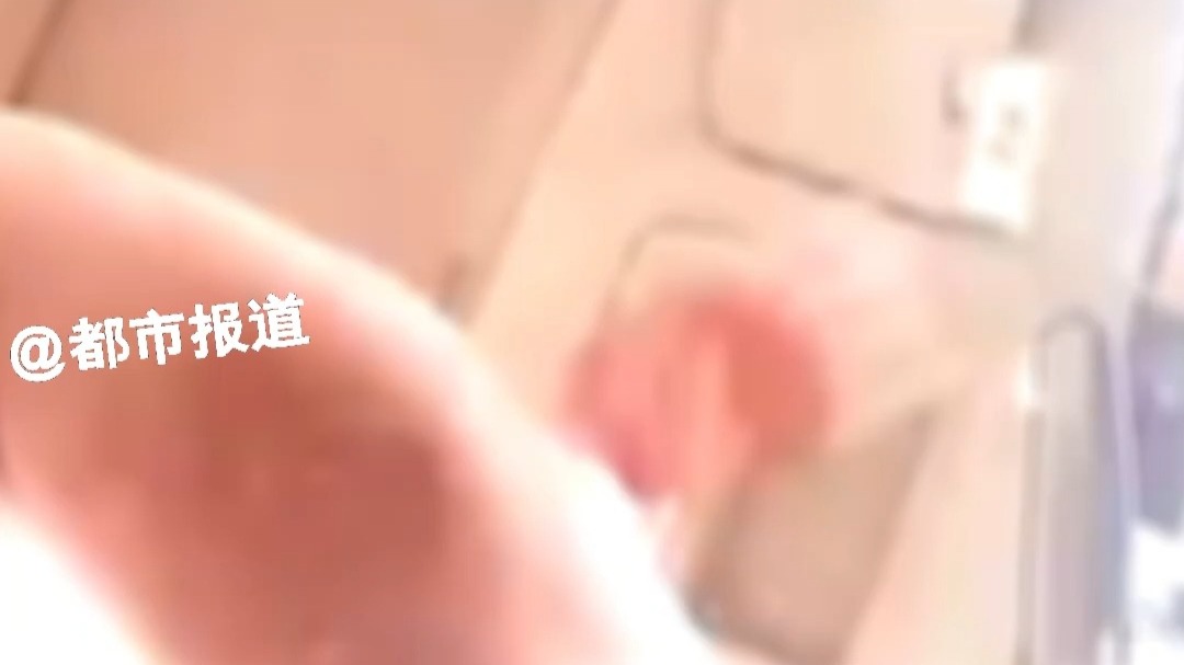 高速上追尾！副驾驶都撞没了，驾驶员分心 低头喝水出事故。