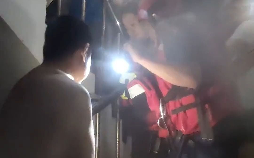 【“别怕，有我在”！】河北保定涿州永乐村积水严重，一名待产孕妇被困，保定消防紧急安排转移！