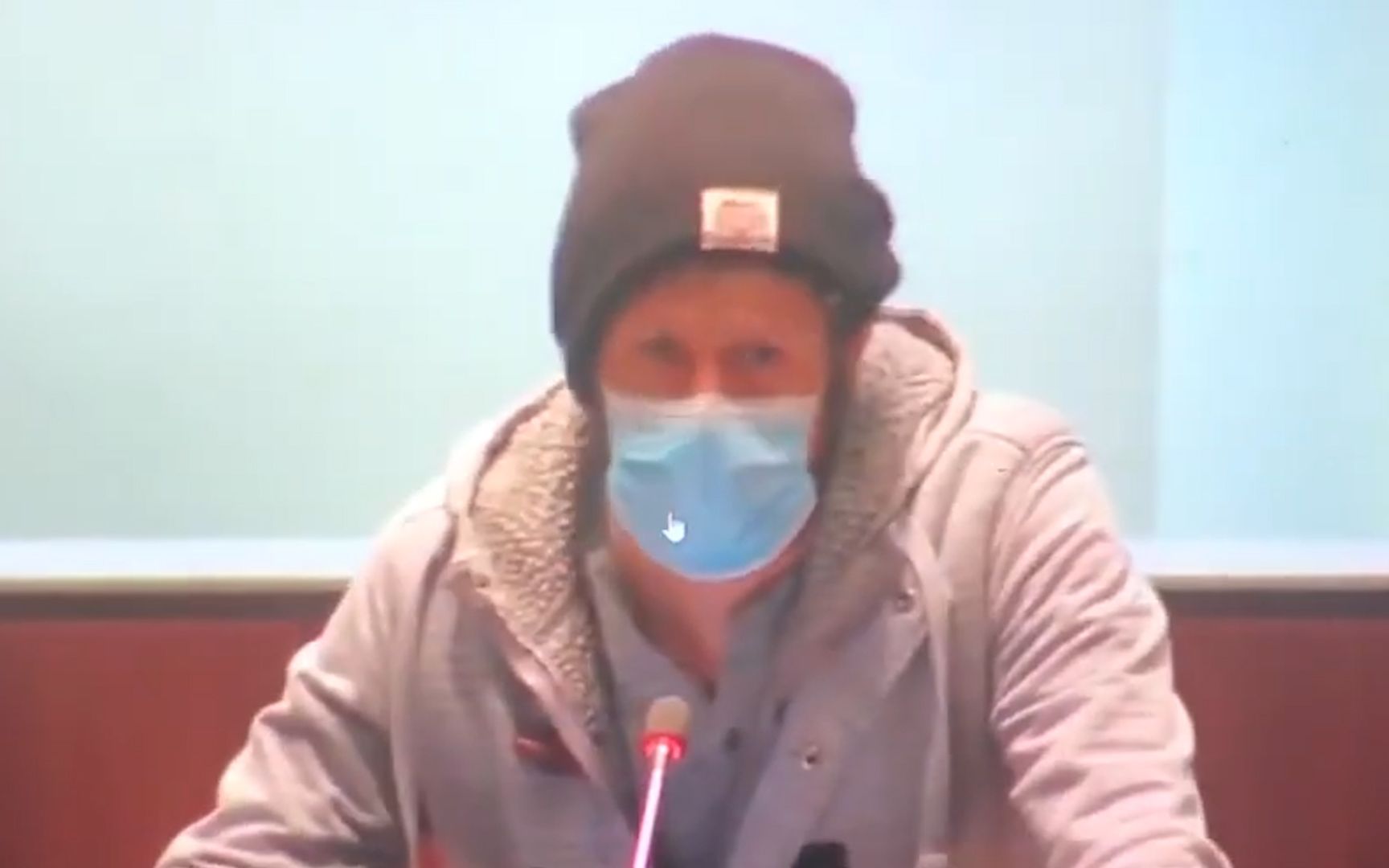 美国男子因不满孩子居家上课 怒喷学校董事会：一群胆小鬼！