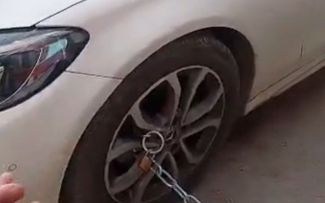 “你有车了不起？”女子出摊被挡路用铁链怒锁奔驰车 ，车主扬言：明天继续停这，继续堵你！