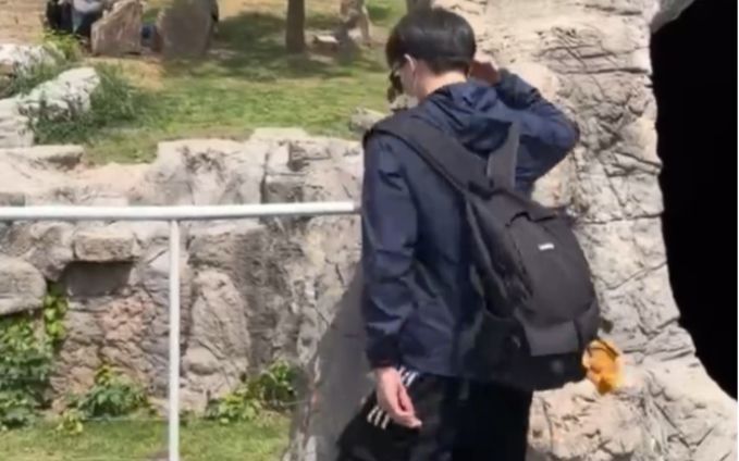 “谁懂啊？他进动物园真的需要买票吗？”