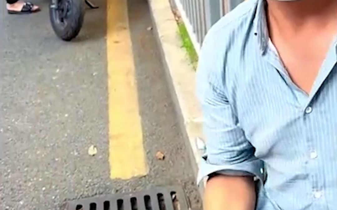 劳斯莱斯与货车起事故 下秒豪车车主送上饮料：保额不够就自己修