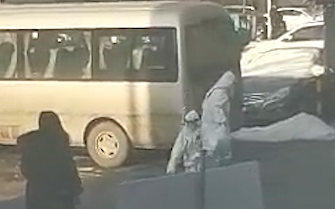 暖心，4岁小朋友隔离期满，离开时向一线工作人员鞠躬致谢