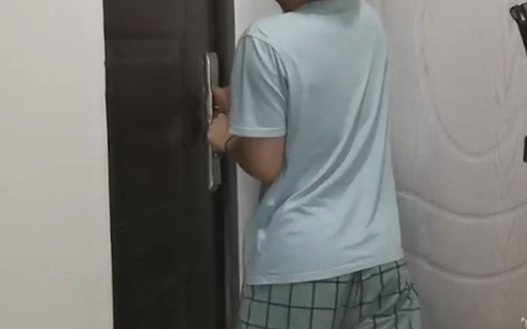 台风有多“猛”？小伙努力开门败下阵来 门直接关上小伙哭笑不得