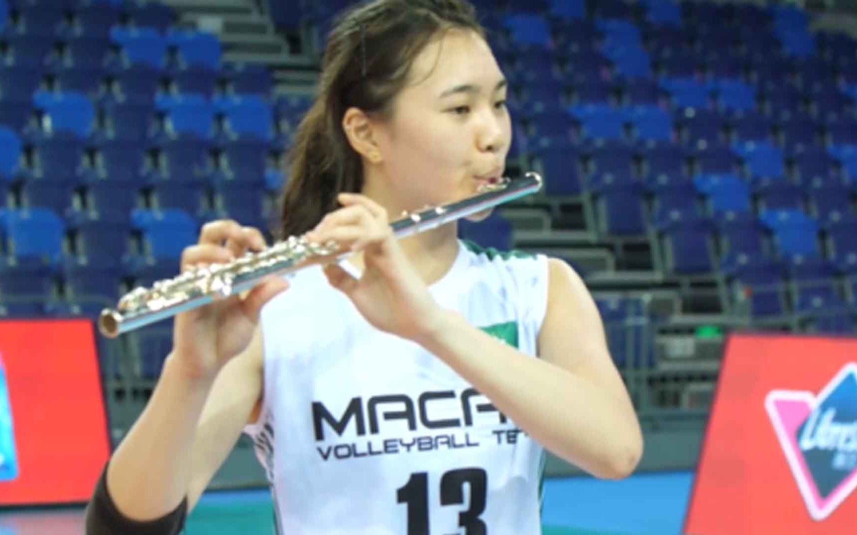 最动人的旋律！澳门女排小将赛后用长笛吹响国歌 全场屏息聆听
