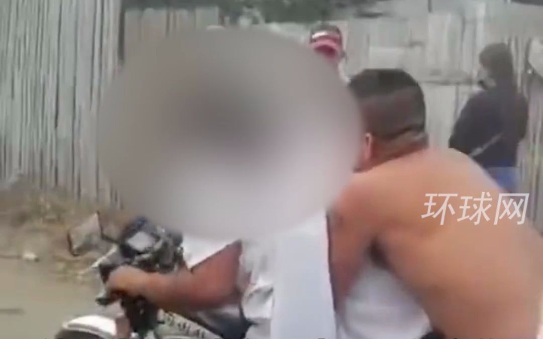 厄瓜多尔一男子葬礼上，朋友突然打开棺材抬走遗体，带其进行“最后一次摩托之旅”