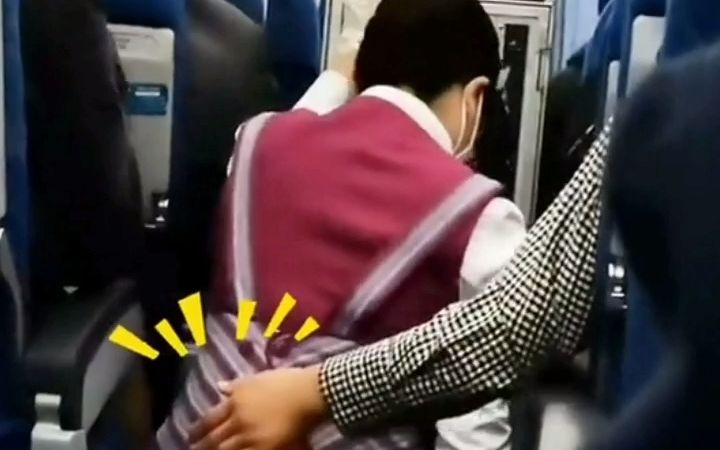 飞机遇强气流上下抖动，空姐蹲下避险，一乘客举动让人泪目