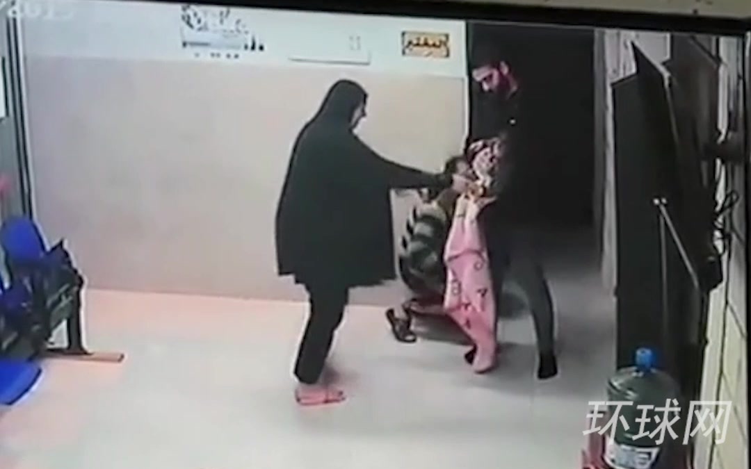 巴勒斯坦女童险些窒息被救回一命 老父亲激动地一把抱住医生大腿