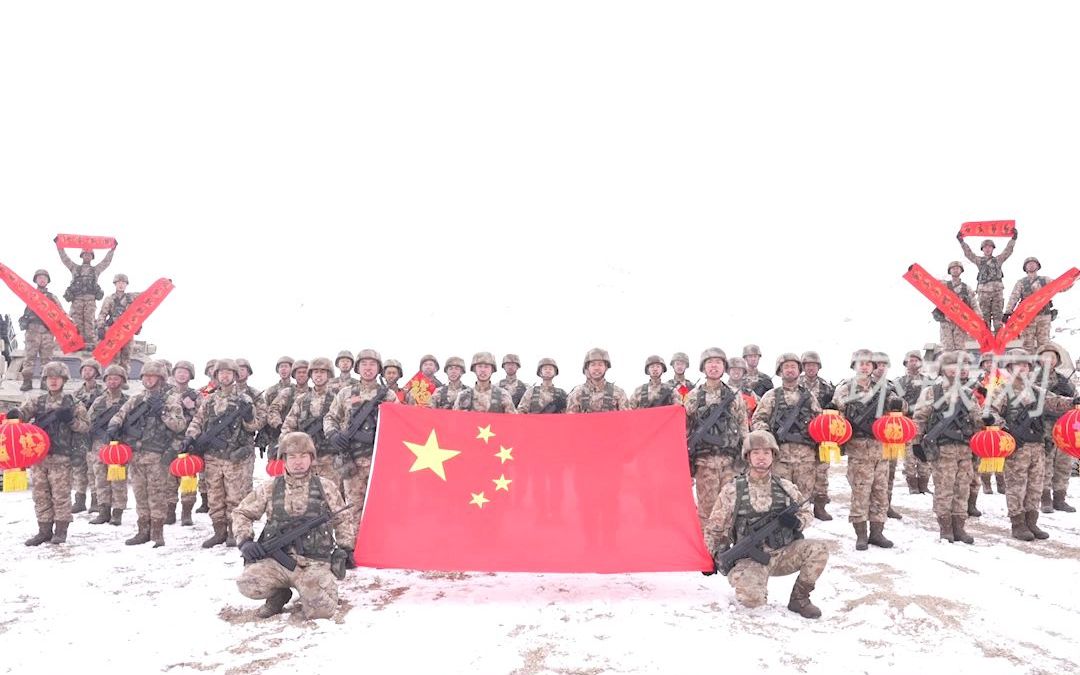来自海拔5300多米雪域高原的新春问候！新疆军区某红军团向全国人民拜年，大好河山，寸土不让！ #你的春节我们来守护
