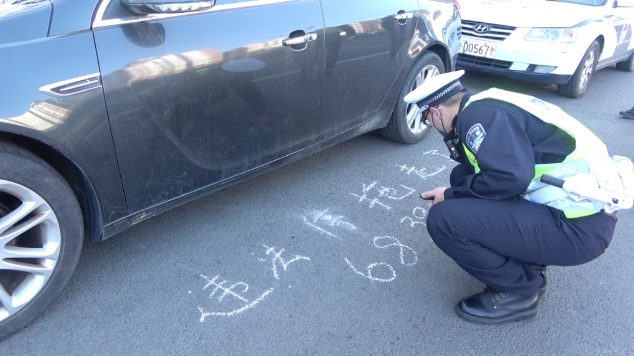 无牌车黄线违停还遮挡车架号？民警：拖走！